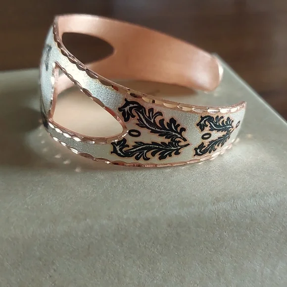 Diamond cut horse cuff bracelet- NWOT - Picture 4 of 6